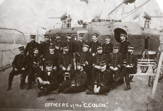 Crucero acorazado "Cristóbal Colón". Aunque estaba a falta de sus cañones principales de 10" formó parte de la escuadrilla de Cervera. Abajo vemos una fotografía de los oficiales del "Cristóbal Colón".