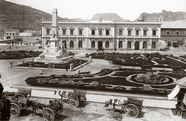 Aspecto de la plaza en los años de 1930. A la izquierda se ve el Club de Regatas y en el centro el Edificio de Aduanas.
