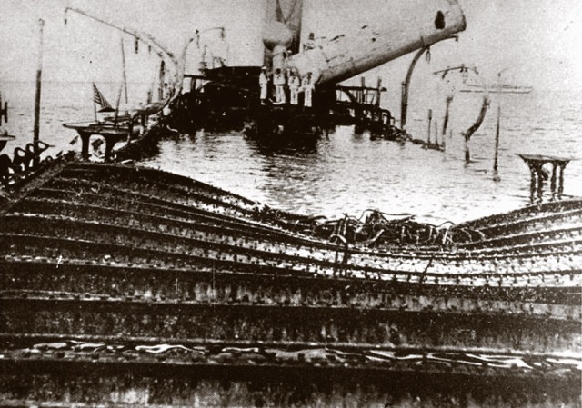 El "Reina Cristina", crucero de 1ª clase construido en El Ferrol en 1887. Buque insignia de la flota española en Filipinas. Abajo a la izquierda una imagen del combate naval y a la derecha el buque hundido.