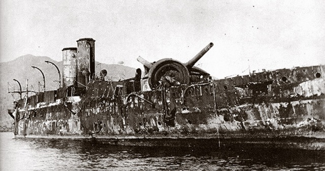 El crucero acorazado "Vizcaya". A la izquierda pueden apreciarse 3 grandes agujeros en su casco, la torre de 11", ha sido arrancada por una explosión, y el puente de navegación de madera ha desparecido.
