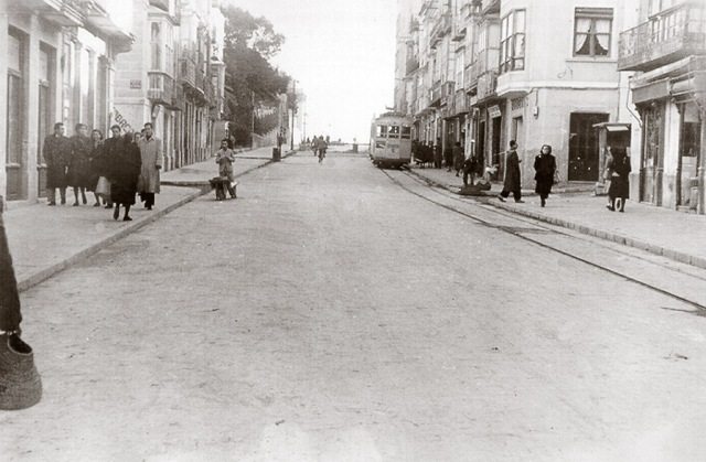 1952. Un tranvía  recorre la calle Del Duque recién pavimentada.