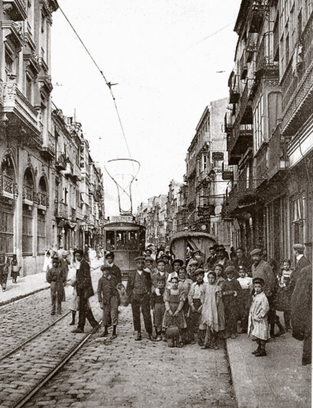 1909. El tranvía de Los Dolores a su paso por la calle del Carmen.