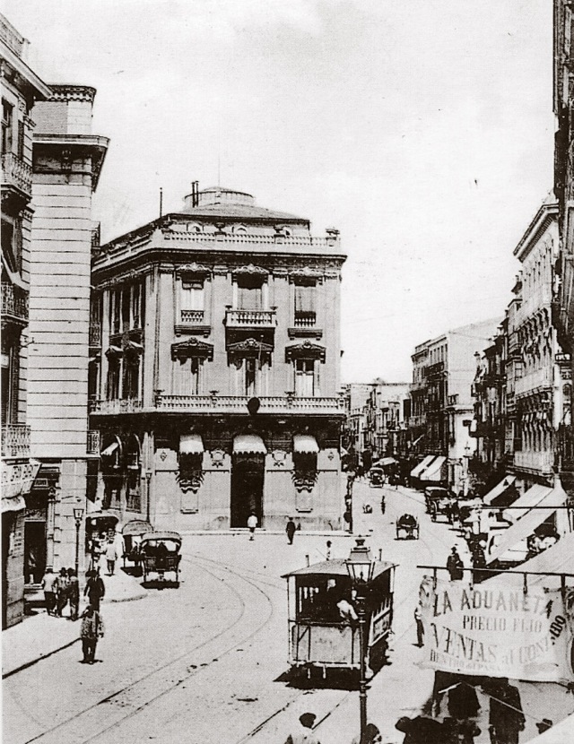 El tranvía a su paso por la Puerta de Murcia dirección a San Antón. En el centro el Banco de España (Palacio Pedreño)