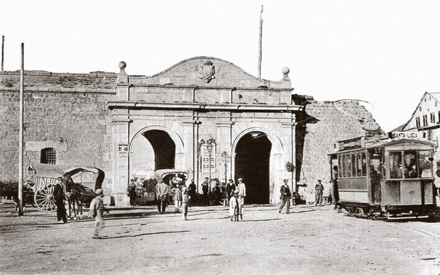 El tranvía a Santa Lucía a su paso por las Puertas de San José.