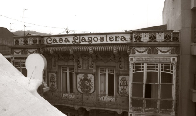Parte superior del edificio donde se puede leer: "Casa Llagostera"