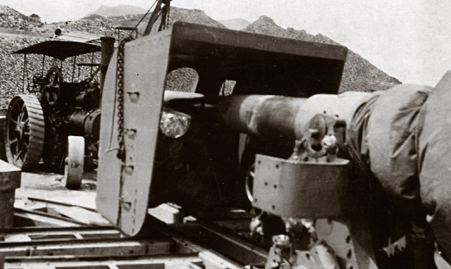 Montaje de uno de los Vickers 15'24 en la batería del Jorel.