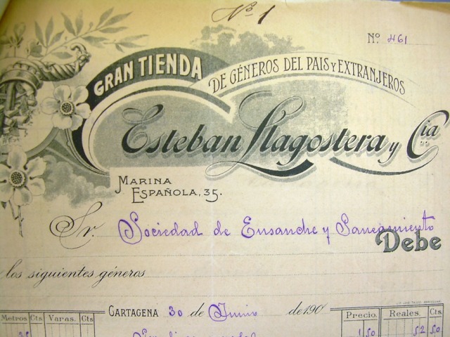 Membrete del comercio de tejidos de Esteban Llagostera. En una guía de Cartagena, de 1902, aparecen como donantes de una alfombra de terciopelo de 12 metros para el presbiterio de la Iglesia de la Caridad. (Foto: Juan Ignacio Ferrández)