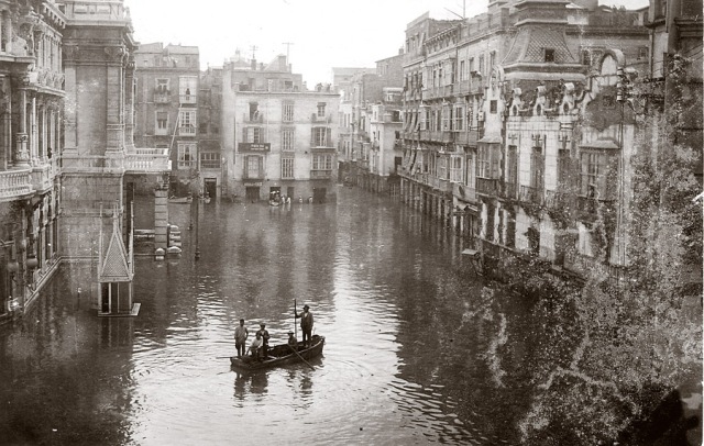 29 de septiembre de 1919. Plaza del Ayuntamiento. Conocida como la "Gran Riada", fue la más importante y trágica de las 14 grandes inundaciones sufridas en Cartagena durante el s. XX.