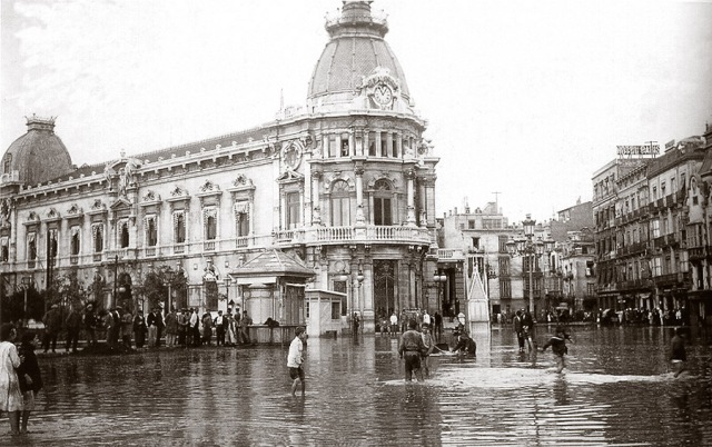 Plaza del Ayuntamiento, 1919. El agua llegó hasta una altura de 3,2 m. en la calle Real y 3 m. en la calle Carmen y Santa Florentina.