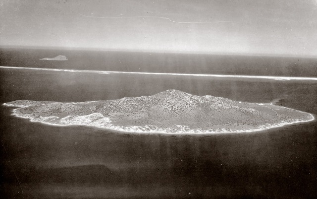 La Isla Mayor o del Barón. Instantánea tomada el 22 de junio de 1950. Al fondo la franja desierta de La Manga, y detrás de ésta, Isla Grosa.