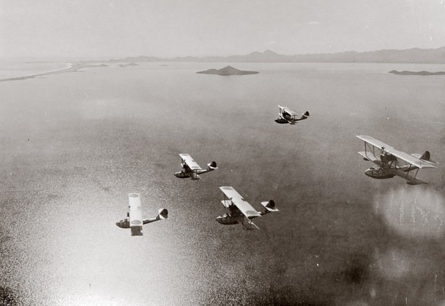 5 de febrero de 1936. Aviones sobrevuelan el Mar Menor y al fondo podemos ver la Isla Mayor.