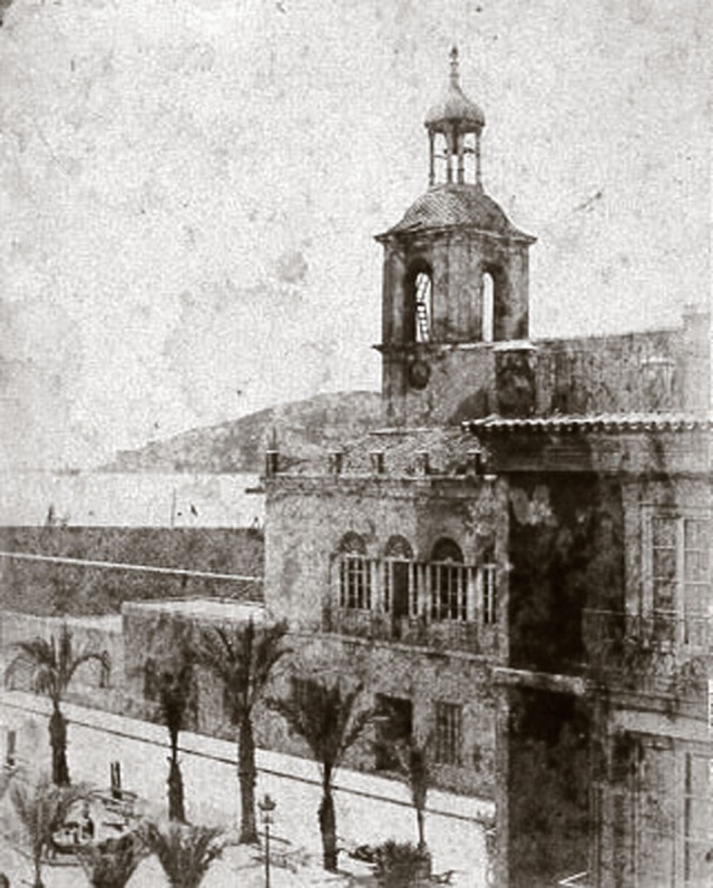 Fotografía tomada en 1894 donde aparece el antiguo edificio del ayuntamiento.