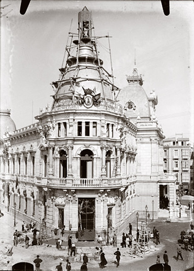 1907. Con motivo de la visita del rey Alfonso XIII, se cubrió con un escudo el hueco del reloj que aun no había sido colocado.