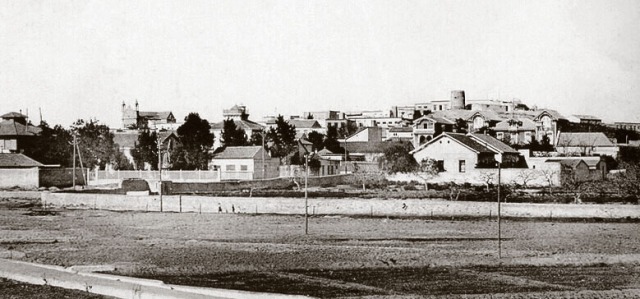 1909. A la izquierda, podemos ver las torres de la antigua iglesia del barrio
