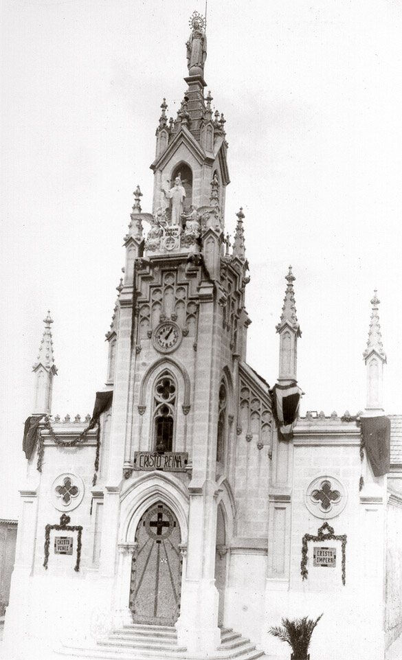 1943. Colacación del Sagrado Corazón de Jesús en la torre de la iglesia
