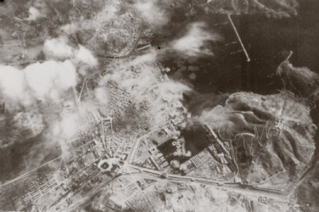 7-2-1939.  Vista aérea durante uno de los bombardeos de la Guerra Civil. Varias bombas, que aparecen en la foto como pequeños hongos, explotan sobre la Base de Submarinos.