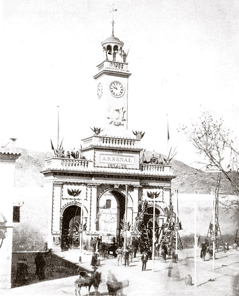 Fotografía de la puerta engalanada. 1874