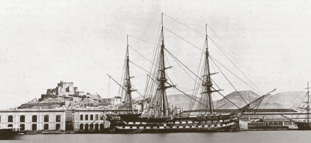 1862. Navío de Isabel II en su visita a Cartagena, atracado en el Arsenal. Hasta esa fecha, el Puerto de Cartagena sólo había sido un pequeño embarcadero frente a la Muralla del Mar.