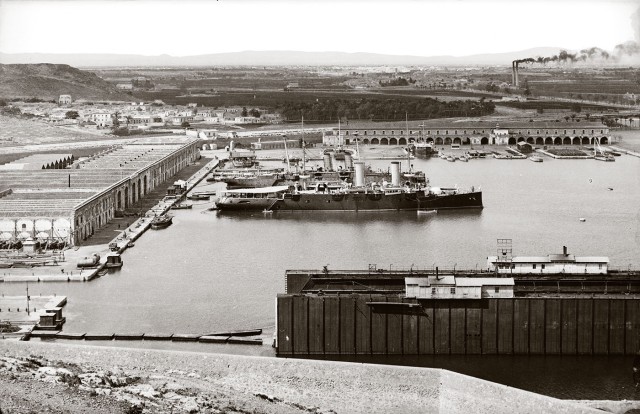 Vista del Arsenal en 1909. Al fondo se distinguen las chimeneas de la fábrica de la luz, en la Alameda de San Antón.