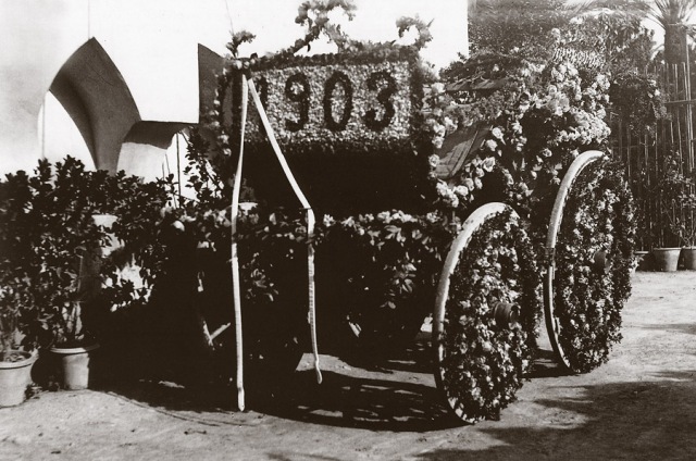 1903. Carruajes engalanados para la Batalla de Flores