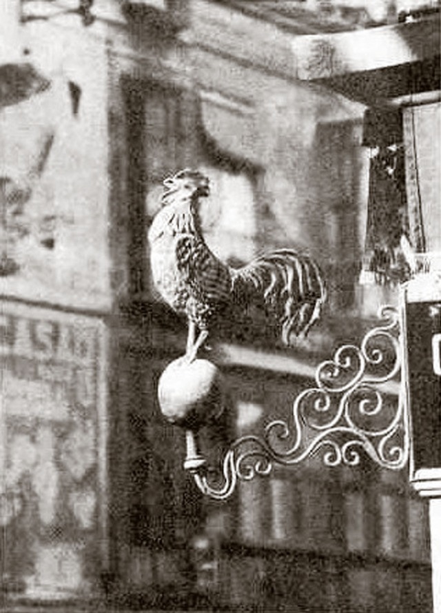 El majestuoso gallo que sirvió de imagen al comercio de la familia Castelló.