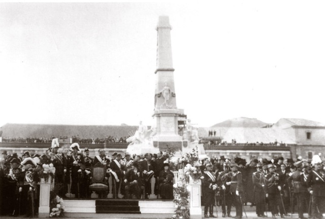Las Autoridades delante del monumento el día de su inauguración.