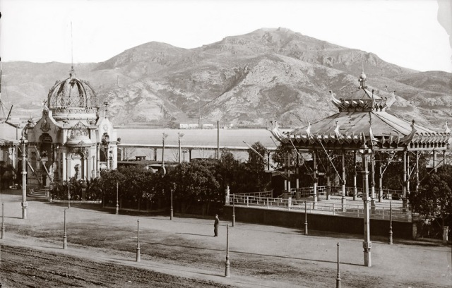 Año 1904. Vista del Paseo desde la muralla. De izquierda a derecha, el pabellón del Ayuntamiento y del Círculo Militar.