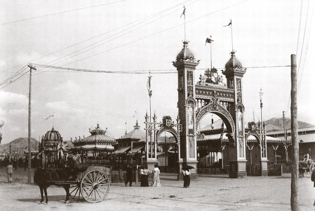 Año 1903. Arco de entrada al recinto ferial y los majestuosos pabellones.
