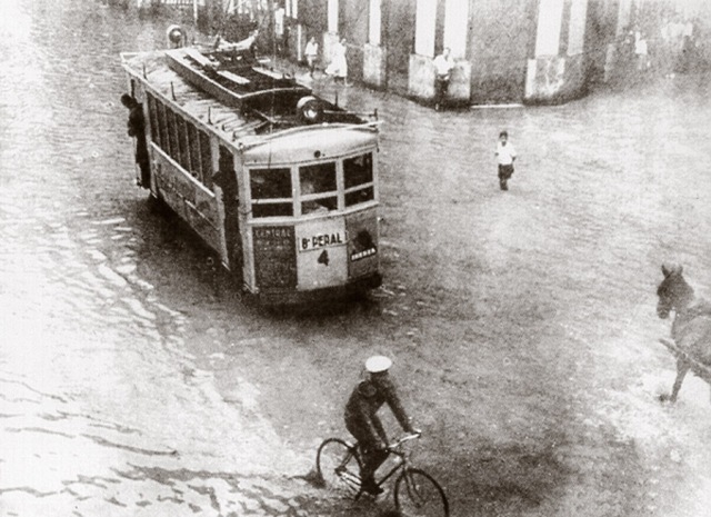 Nuevas aventuras con el tranvía del Barrio Peral, ahora la inundación de 1955.