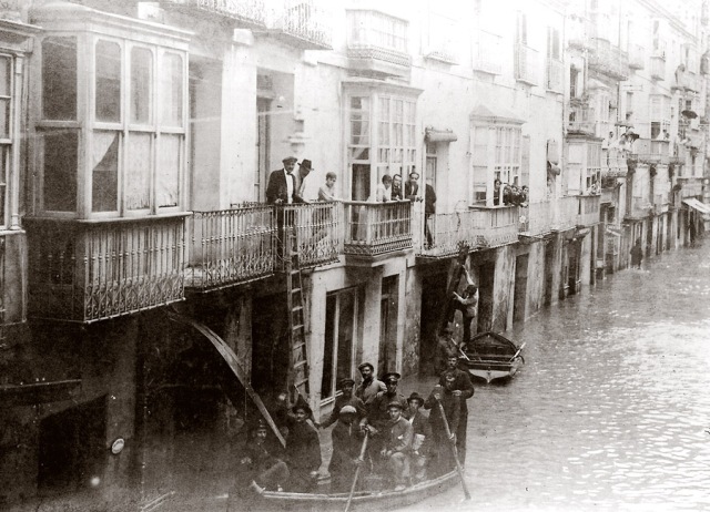 Rescate en la calle Mayor, 1919. Las barcas se hicieron imprescindibles en los salvamentos.