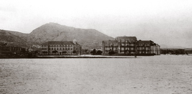 La zona del Ensanche (Ángel Bruna) como un inmenso lago. A la izquierda la residencia de las Siervas de Jesús, y a la derecha, el edificio de Los Catalanes y el hotelito de Peñarroya.