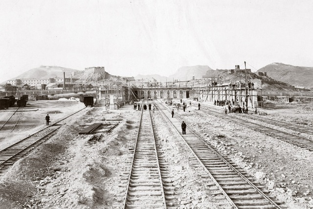 8 de febrero de 1906. Construcción de la estación de ferrocarril. A la derecha de la imagen podemos observar el depósito de agua.